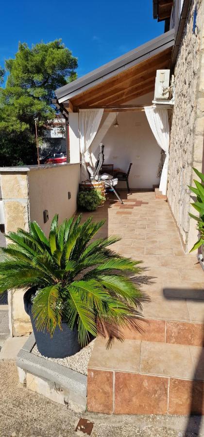 Apartmani Dutkovic Vrboska Exterior photo