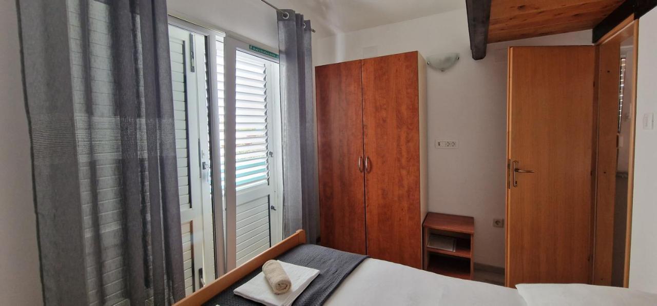 Apartmani Dutkovic Vrboska Exterior photo