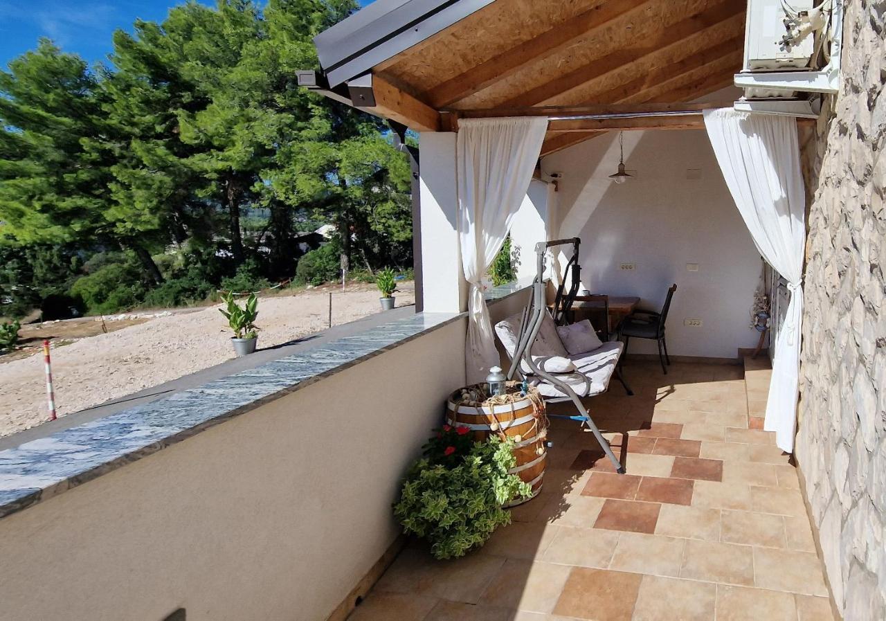 Apartmani Dutkovic Vrboska Exterior photo