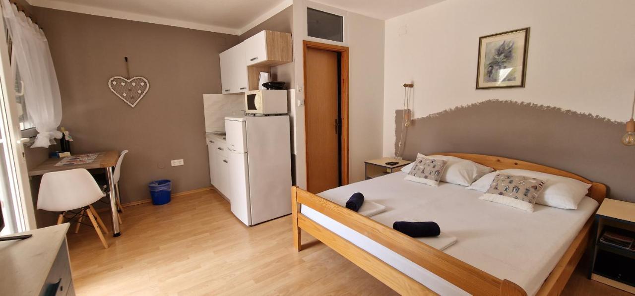 Apartmani Dutkovic Vrboska Exterior photo