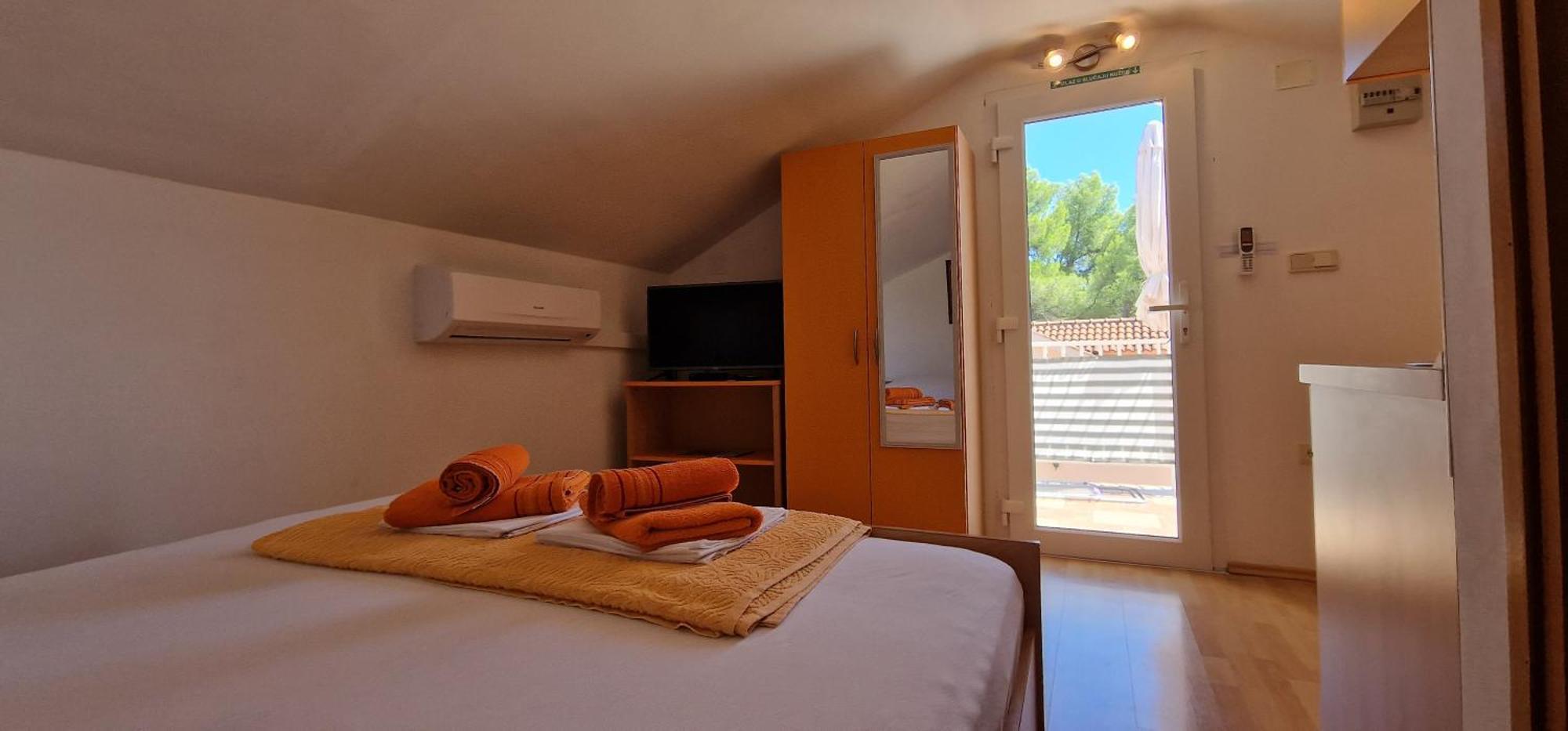 Apartmani Dutkovic Vrboska Exterior photo